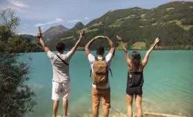 Yang dimaksud istilah tourist adalah