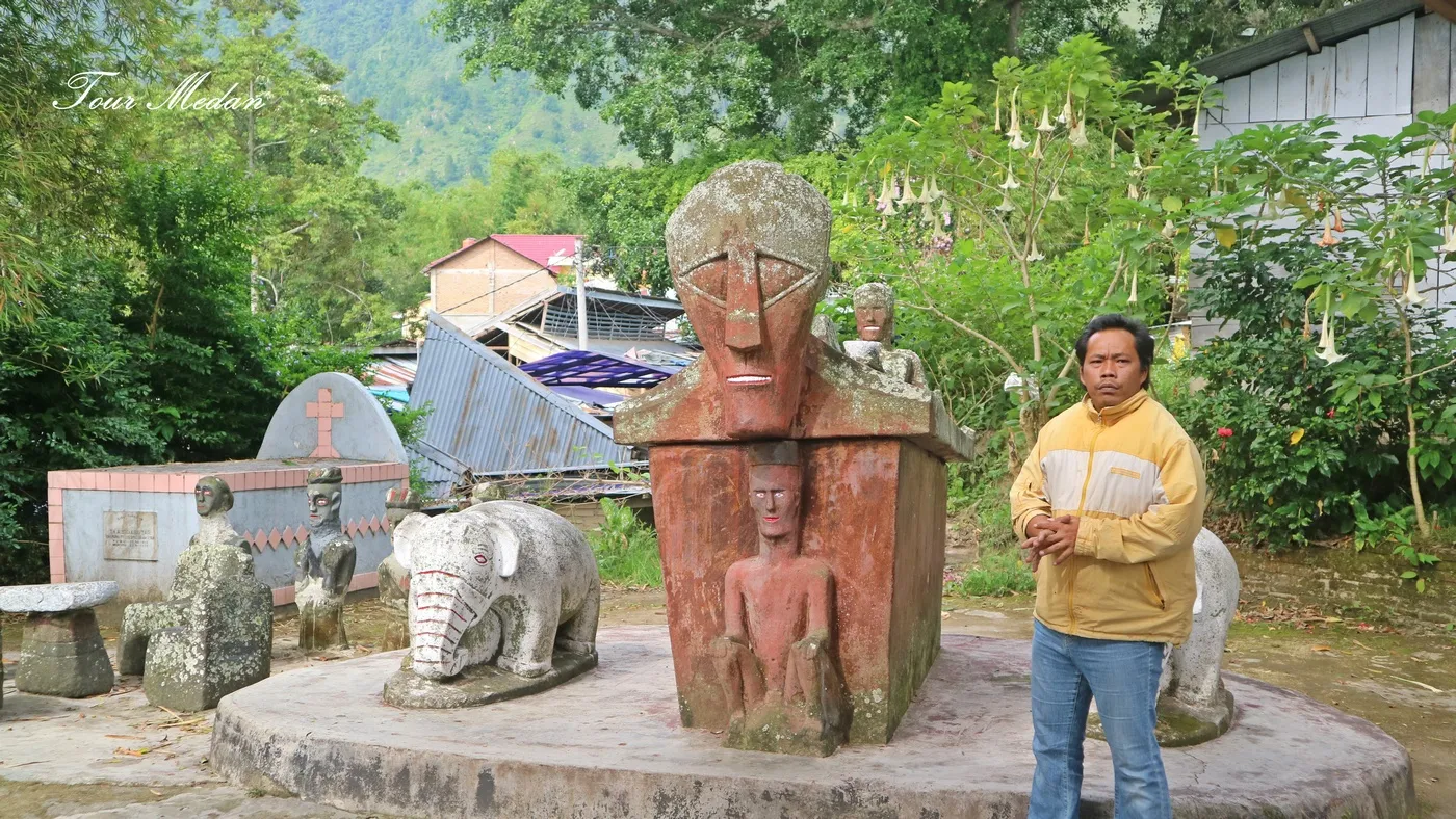 foto Danau Toba : Makam Raja Sidabutar
