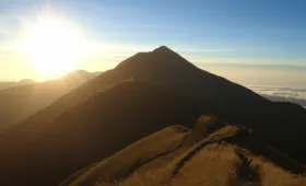 Menelusuri Keindahan Dan Misteri Gunung Lawu Destinasi Pendakian Yang Menawan